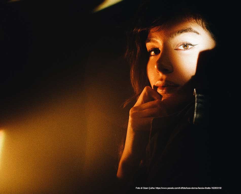 la-figura-professionale-nel-buio-verso-la-luce